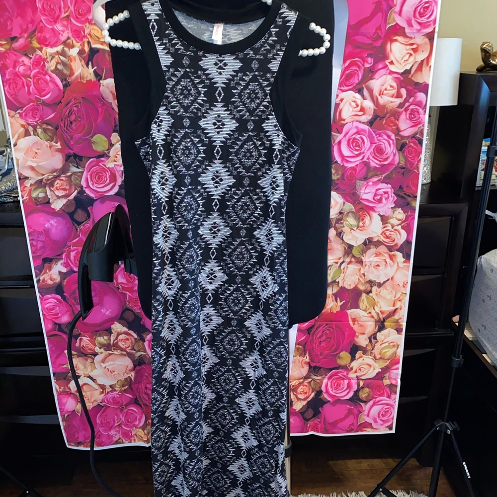 XS womens sleeveless maxi dress back and white